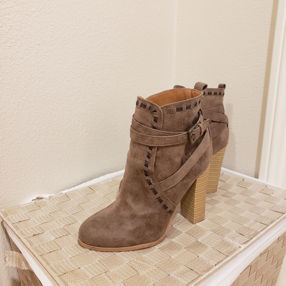 Taupe heeles booties